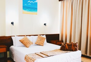 Kamer, 1 twee- of 2 eenpersoonsbedden | Een bureau, een strijkplank/strijkijzer, gratis wifi, beddengoed