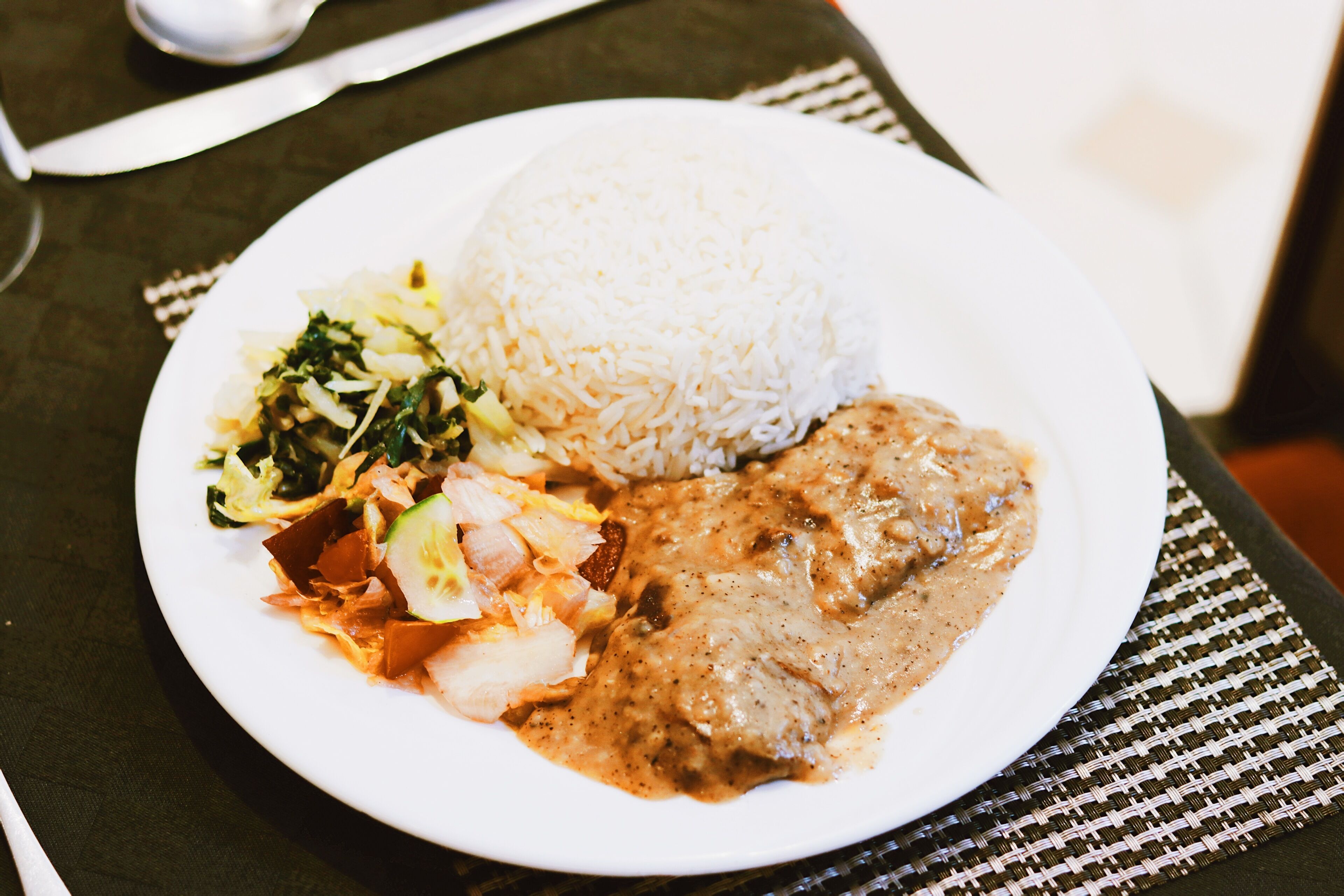 2 restaurants, breakfast, lunch served; local and international cuisine