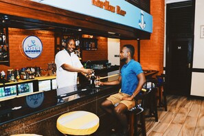 2 bars/lounges