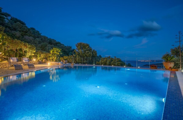 Outdoor pool, pool umbrellas, sun loungers