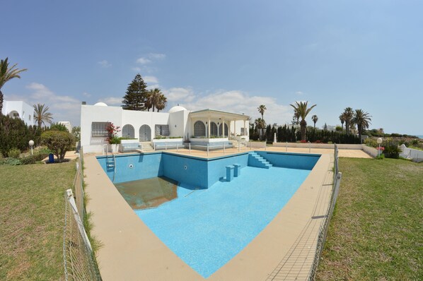 Piscina all'aperto, ombrelloni da piscina, lettini