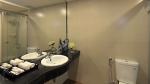 Shower, free toiletries, hair dryer, slippers - Hanoi Louis Hotel (Hanoi)