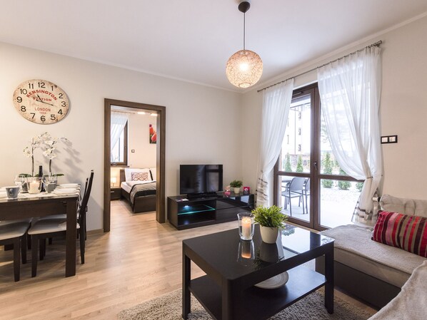 Apartment | Living room | Flat-screen TV - VacationClub - Rezydencja Park (Mielno)