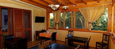 Free daily buffet breakfast