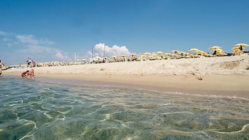 Una spiaggia nelle vicinanze