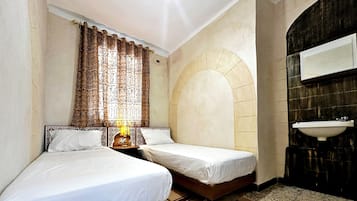 Habitación con 1 cama doble o 2 individuales, baño compartido | Wifi gratis y ropa de cama