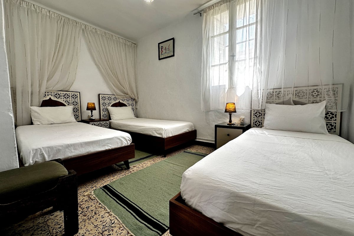 triple room, shared bathroom | free wifi, bed sheets