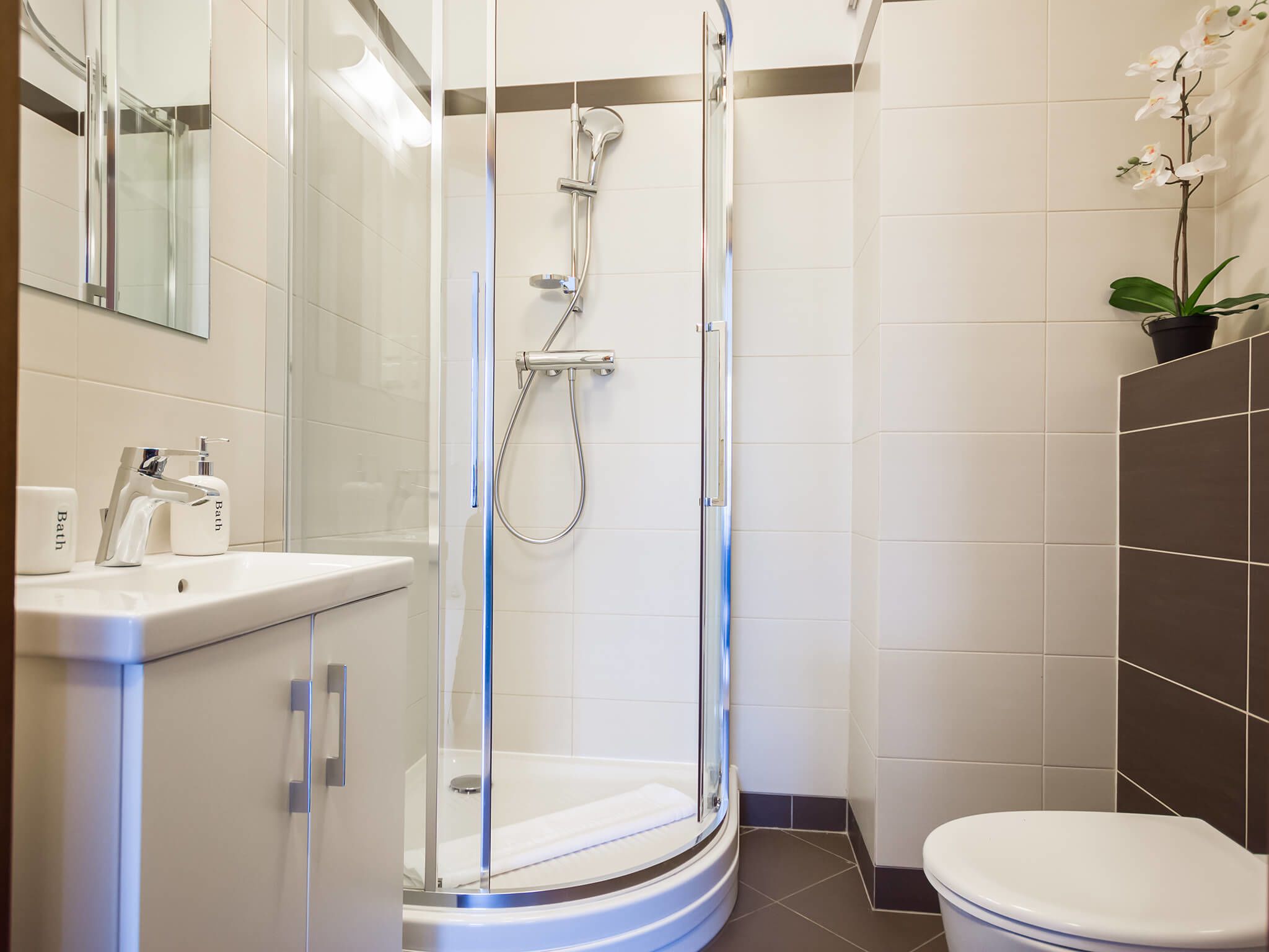 Aquamarina Apartament C-05 | Badezimmer | Dusche, Handtücher