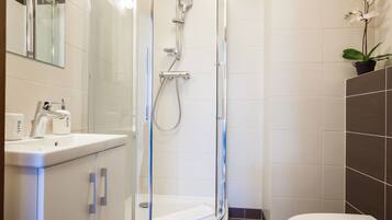 Aquamarina Apartament C-05 | Bathroom | Shower, towels