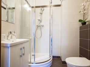 Aquamarina Apartament C-05 | バスルーム | シャワー、タオル