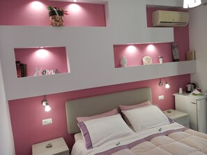 Habitación básica con 1 cama doble o 2 individuales | Escritorio, cunas (de pago), camas supletorias y wifi gratis