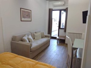 Habitación básica con 1 cama doble o 2 individuales | Zona de estar | Televisión de pantalla plana de 32 pulgadas con canales digitales