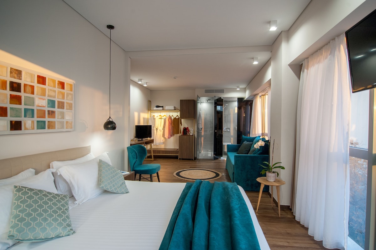 Minibar, caixa forta a l'habitació i escriptori 
