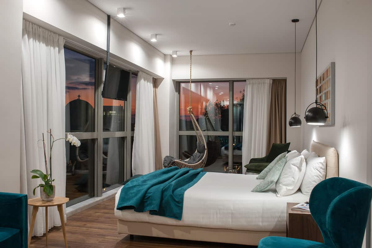 Svit (Lifestyle, Acropolis View) | Minibar, värdeförvaringsskåp på rummet, skrivbord och ljudisolering