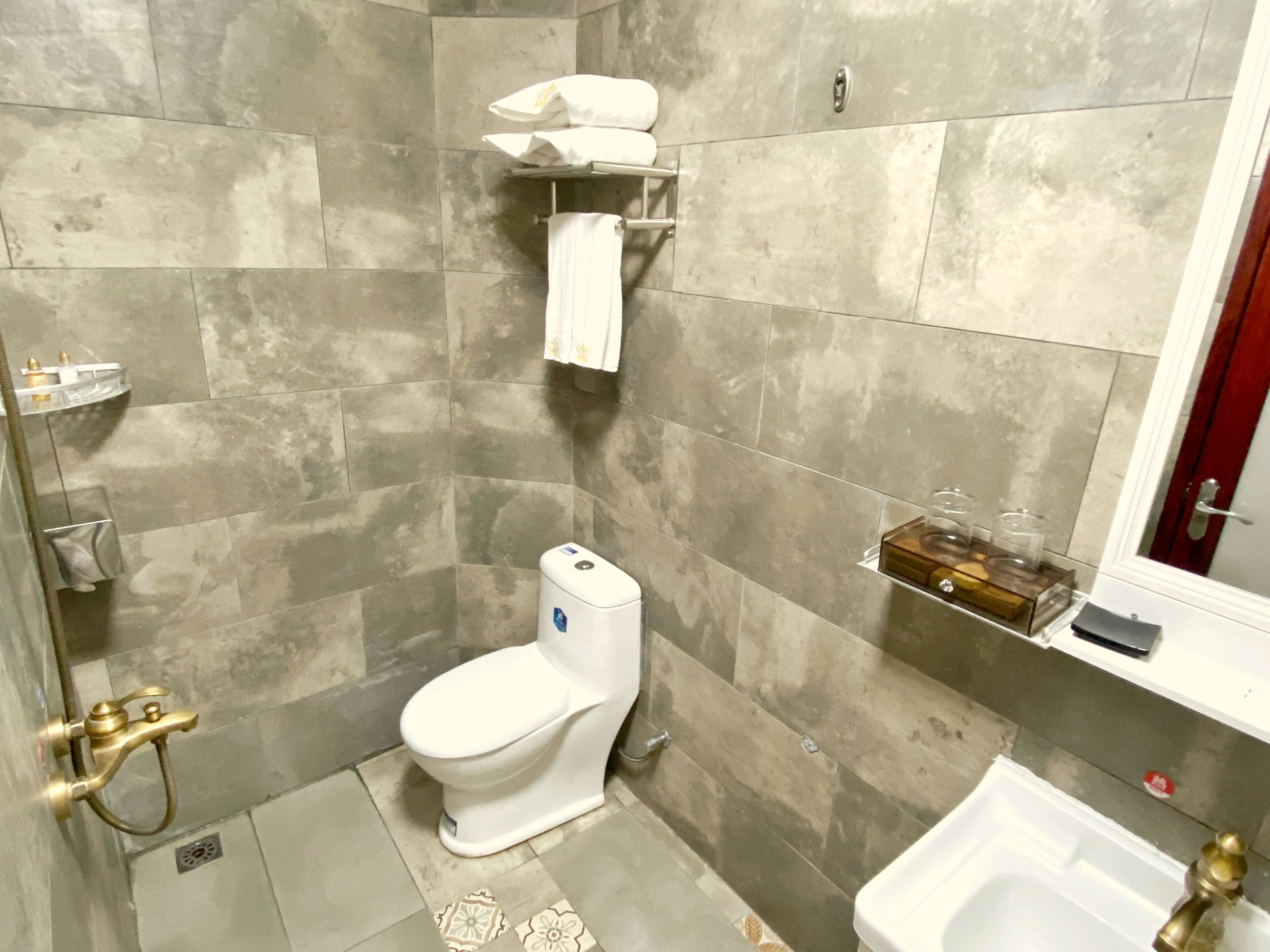 Ein Badezimmer mit Toilette, Bidet und Waschbecken.