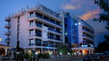 Depan hartanah - siang/malam