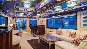 Interior - Absolute Pleasure Yacht (London)