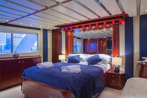 1 Schlafzimmer, hochwertige Bettwaren, Zimmersafe, Bügeleisen/Bügelbrett