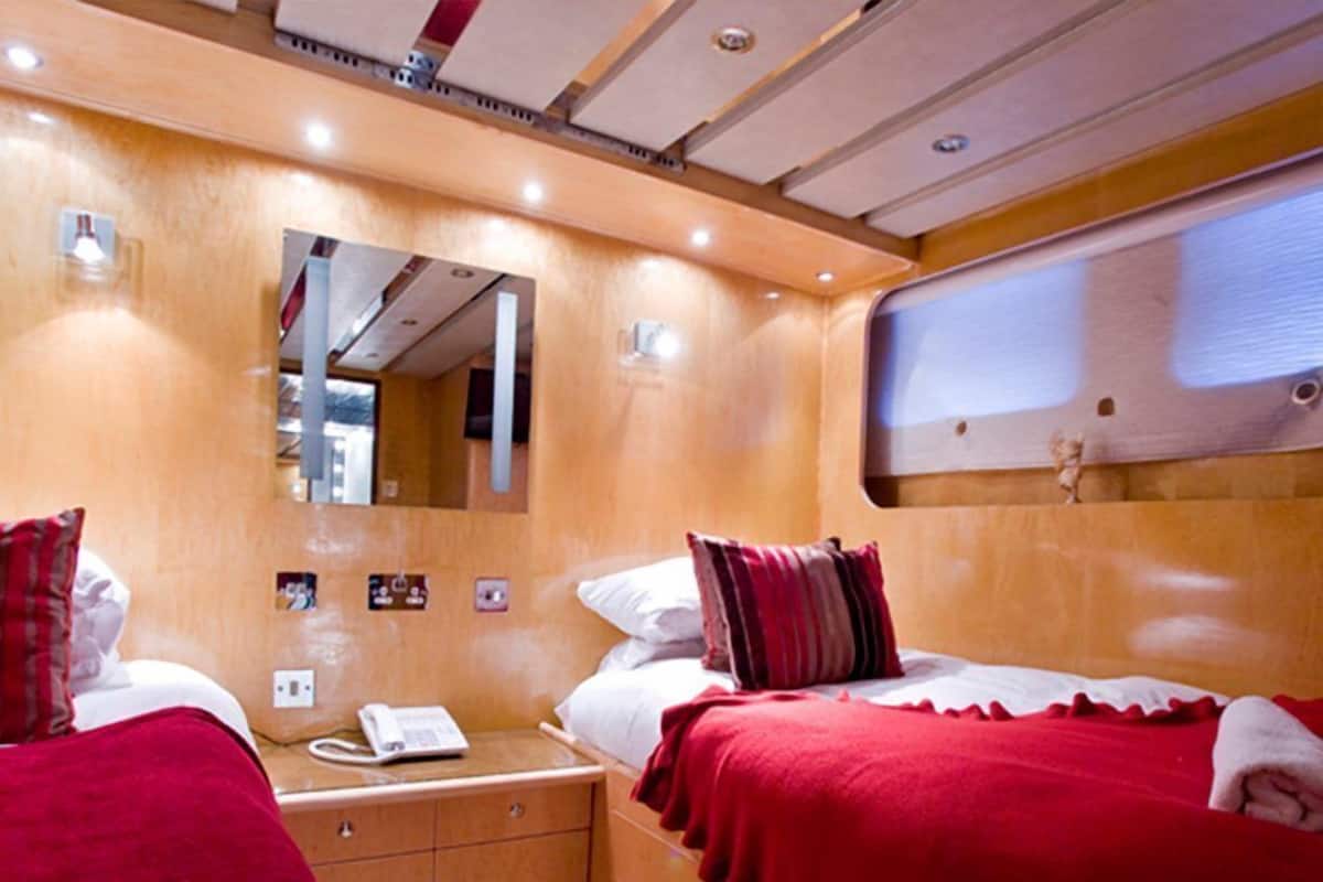 1 Schlafzimmer, hochwertige Bettwaren, Zimmersafe, Bügeleisen/Bügelbrett