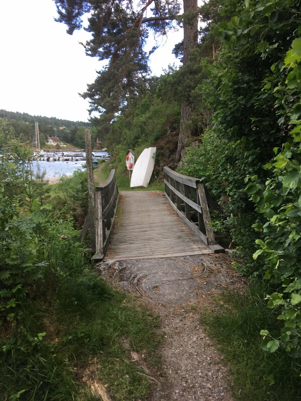 A wooden bridge leading to a marina with boats. - Holiday Home Sondre Hallangen (Frogn)