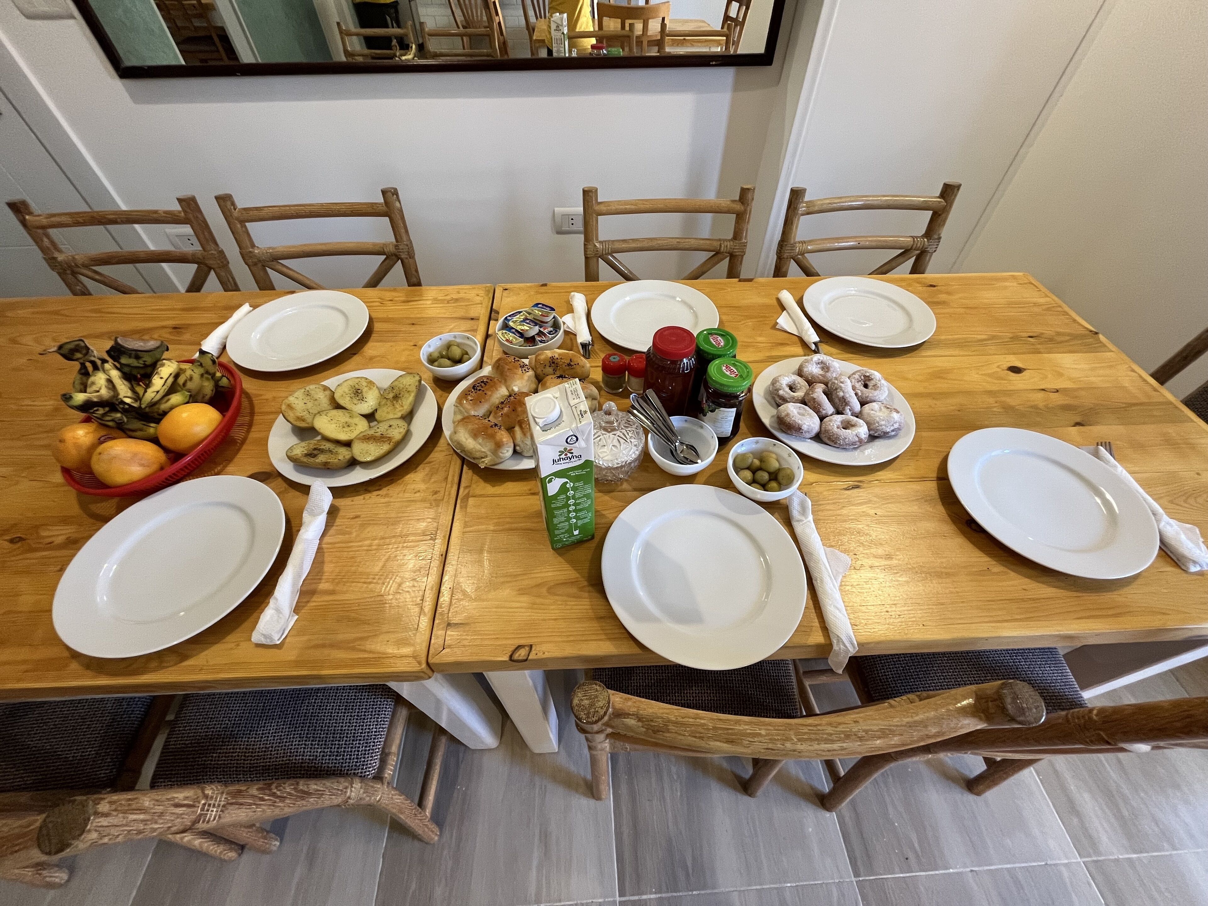 Petit déjeuner continental (6 USD par personne)