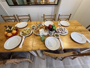 Päivittäinen mannermainen aamiainen (6 USD per henkilö)