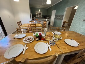 朝食 (コンチネンタル ブレックファスト)、毎日提供 (1 名様 6 USD)