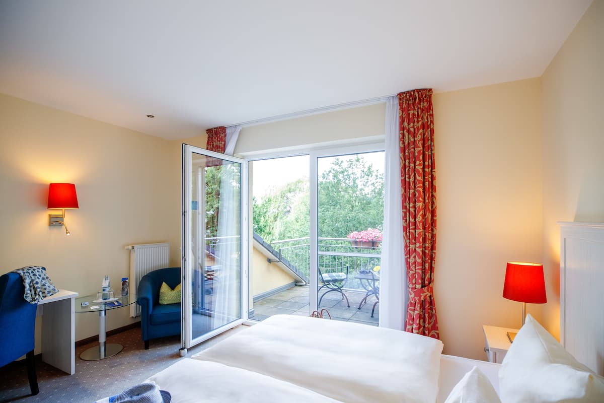 double room, balcony, lakeside | 1 bedroom, in-room safe, desk, soundproofing