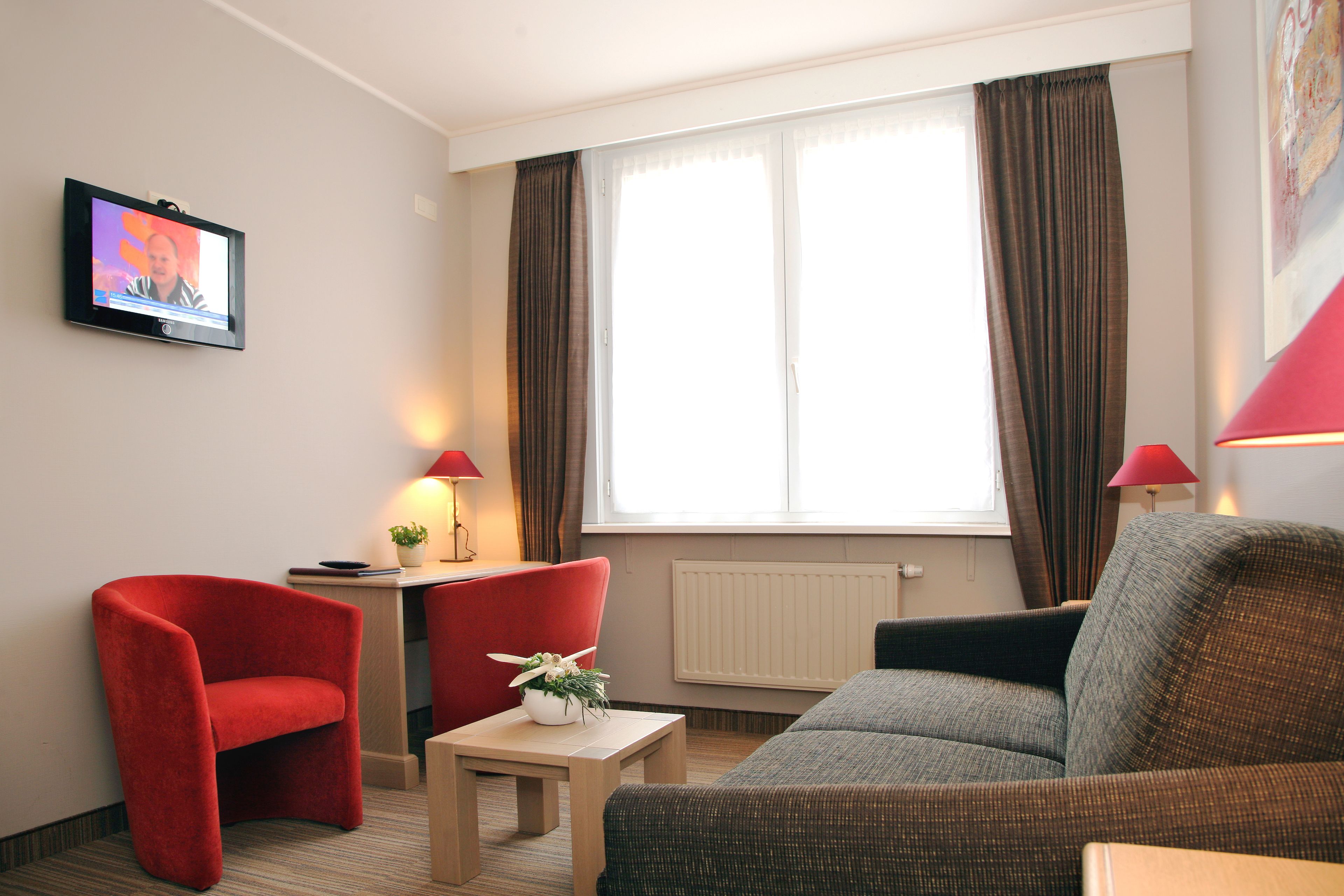 comfort suite | living area | flat-screen tv