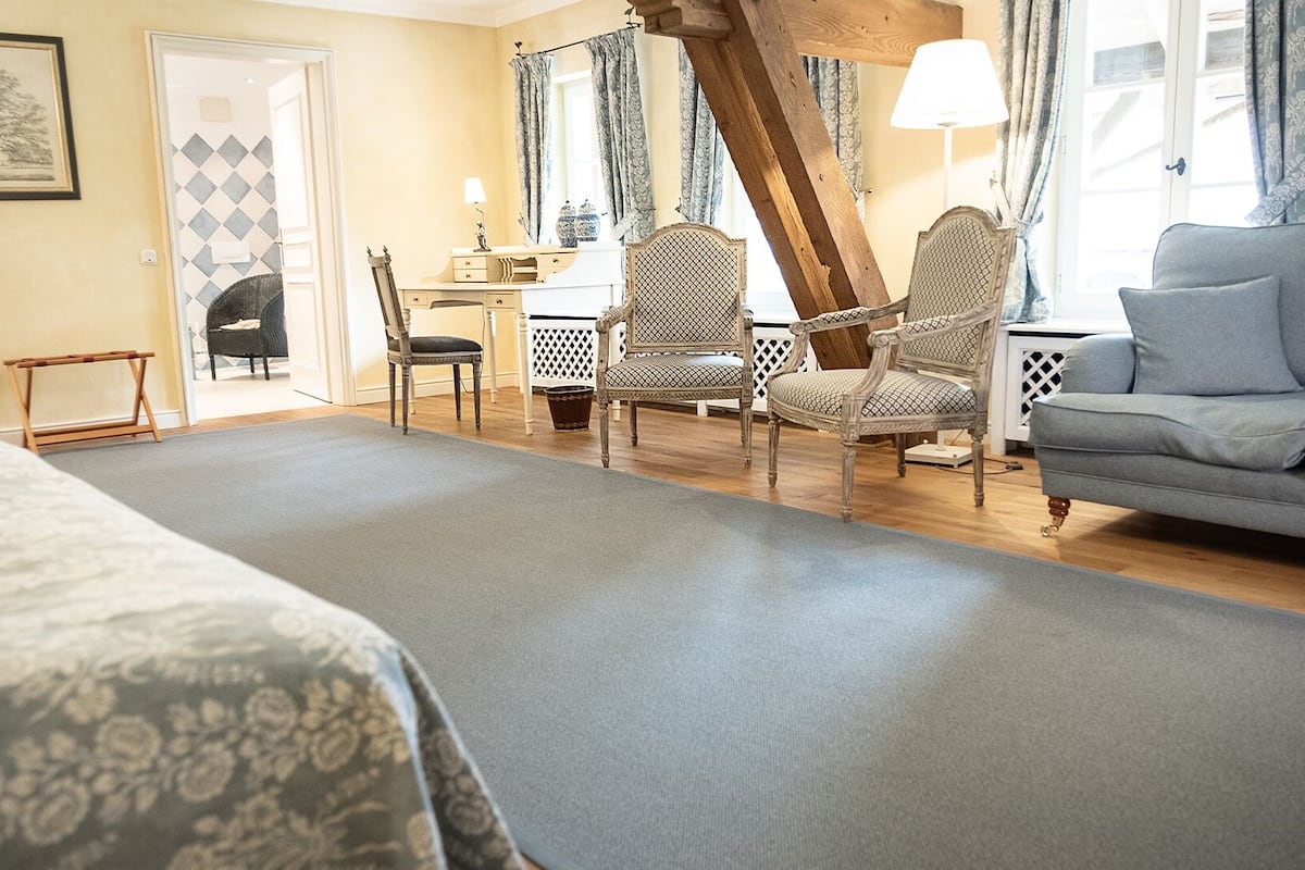 Junior Double Room | In-room safe, desk, rollaway beds (surcharge), WiFi (free)
