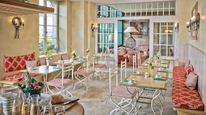 Bữa sáng buffet hàng ngày với phụ phí nhỏ 