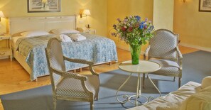 Habitación doble junior | Caja de seguridad en la habitación, escritorio y camas extra 