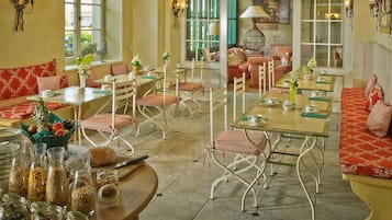 Daily continental breakfast (EUR 14.5 per person)