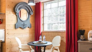 Kamar Double (Bizienne) | Dapur kecil pribadi | Mesin pembuat kopi/teh