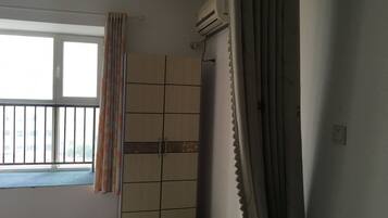 Schreibtisch, Verdunkelungsvorhänge, kostenloses WLAN