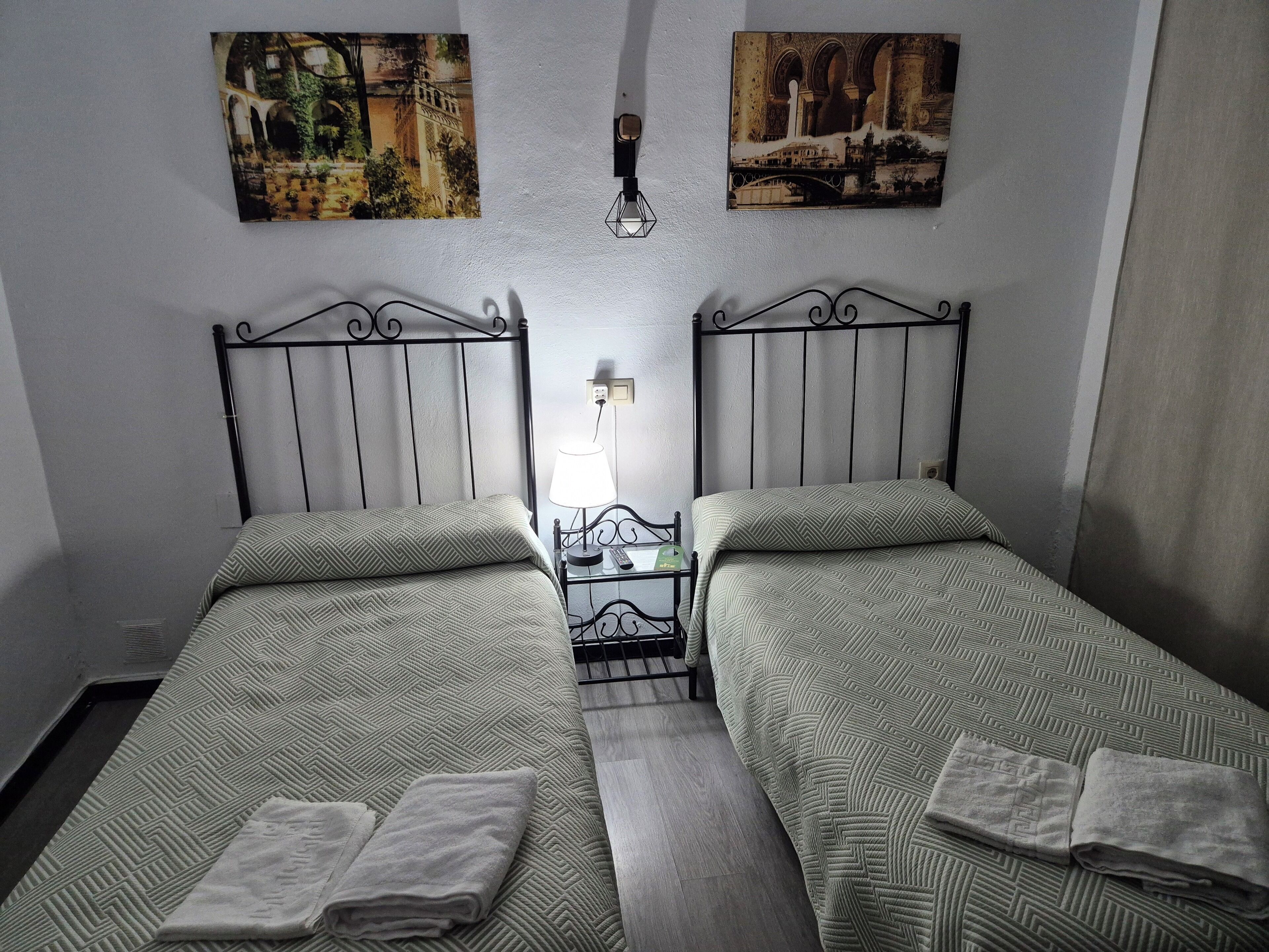 ห้องดับเบิลหรือทวิน, ห้องน้ำรวม | Wi-Fi ฟรี, ผ้าปูที่นอน