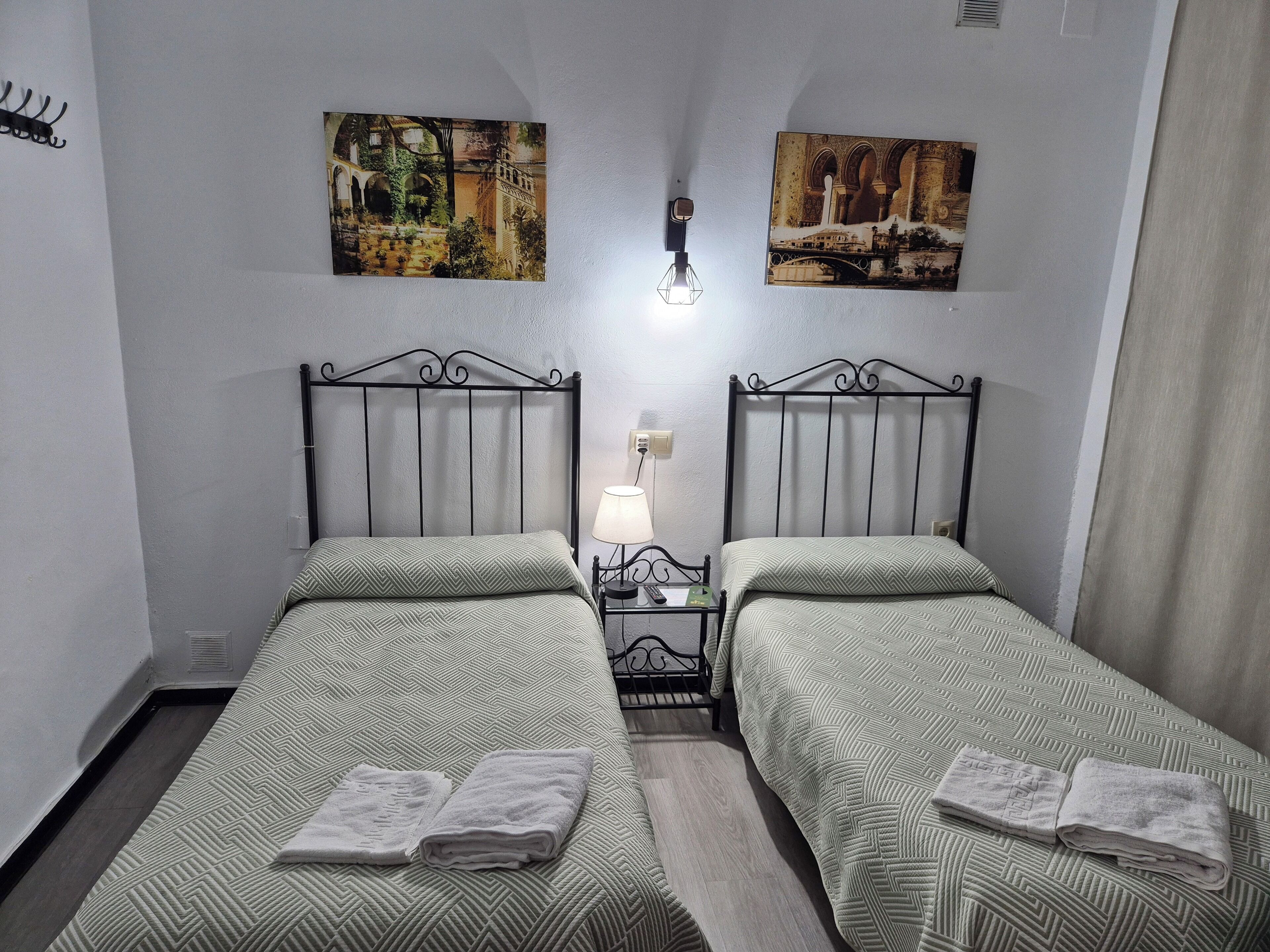 Habitación con 1 cama matrimonial o 2 individuales, baño compartido | Wifi gratis y ropa de cama 