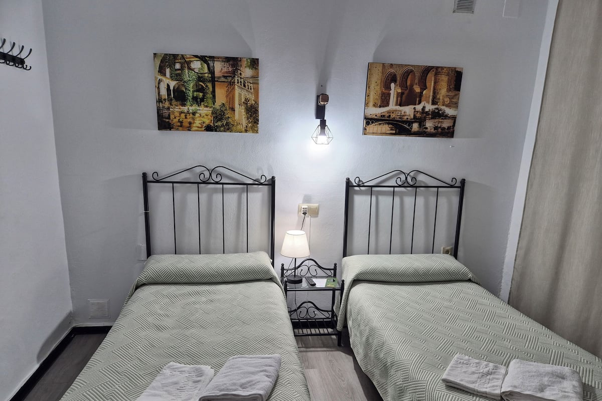 Camera con letto matrimoniale o 2 letti singoli, bagno condiviso | Wi-Fi gratuito, lenzuola