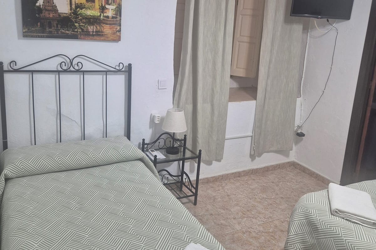 Camera con letto matrimoniale o 2 letti singoli, bagno privato | Wi-Fi gratuito, lenzuola