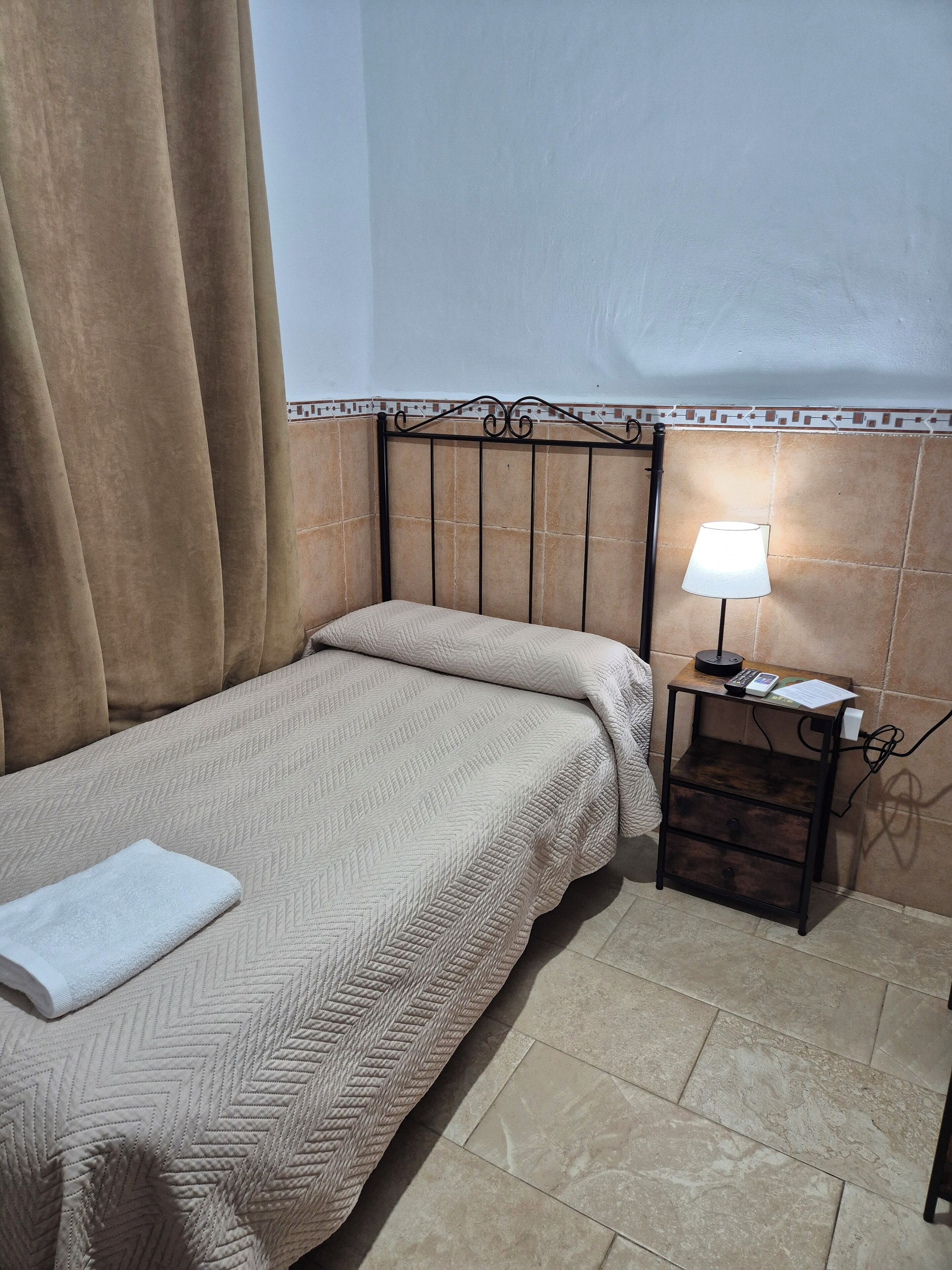 Habitación individual, baño compartido | Wifi gratis y ropa de cama 