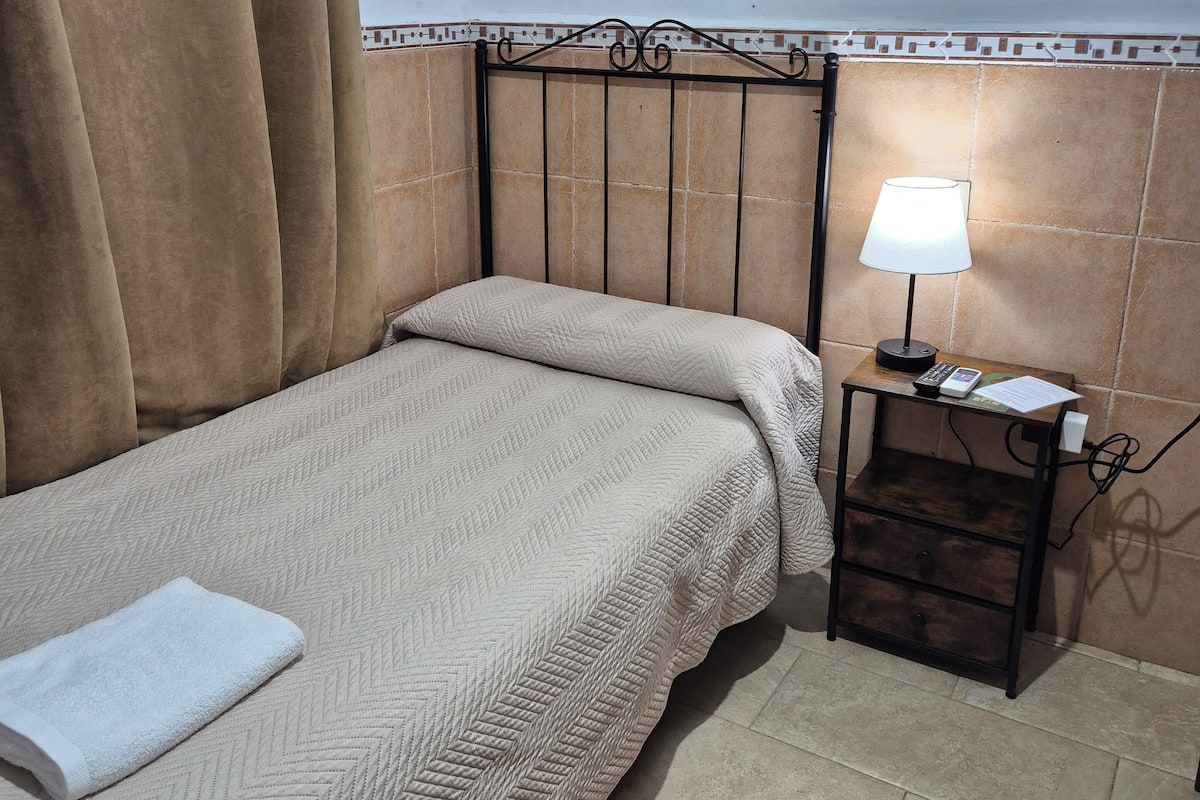 Camera singola, bagno condiviso | Wi-Fi gratuito, lenzuola