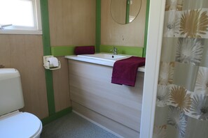 Bangalô família, 2 quartos, banheiro privativo | Banheiro | Chuveiro, toalhas de banho