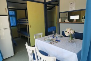 Cabana família, 2 quartos, suíte | Área de estar