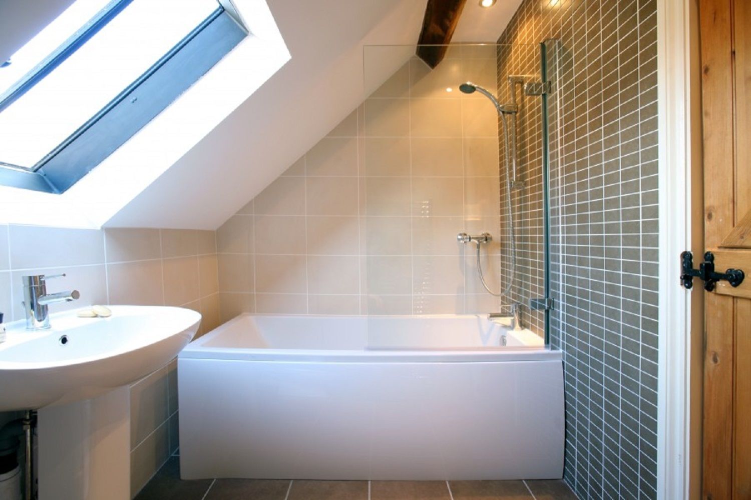 Double Room (Peake) | Bathroom | Free toiletries, hair dryer, bathrobes, slippers