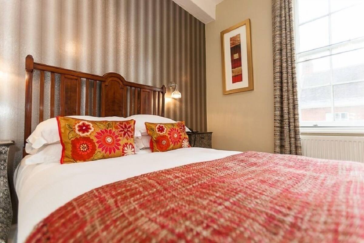 Tweepersoonskamer (Victoria) | Luxe beddengoed, pillowtop-bedden, een bureau, verduisterende gordijnen