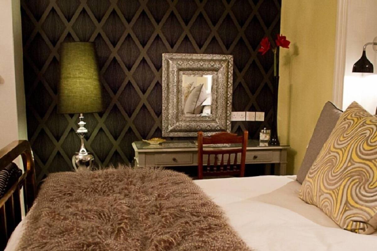 Tweepersoonskamer (Tottingham) | Luxe beddengoed, pillowtop-bedden, een bureau, verduisterende gordijnen