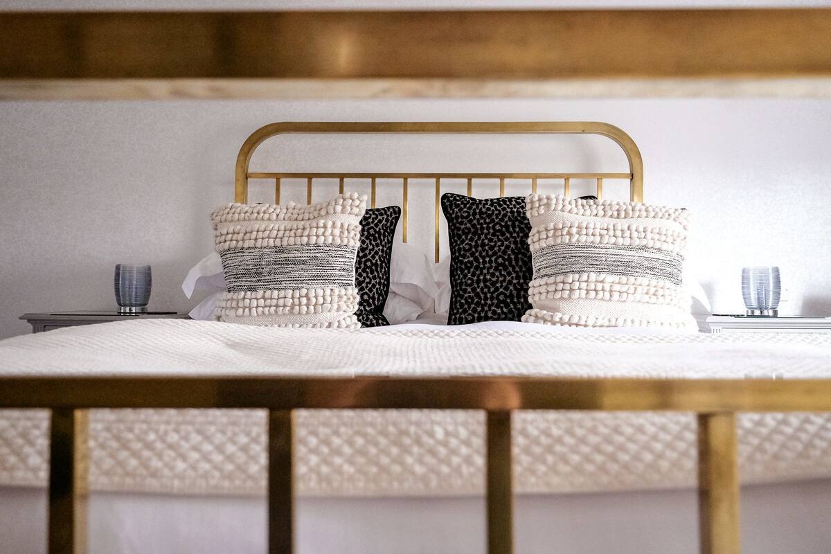 Tweepersoonskamer (Francis) | Luxe beddengoed, pillowtop-bedden, een bureau, verduisterende gordijnen