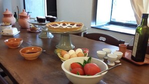 Free local cuisine breakfast