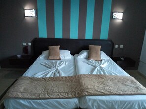 Dreibettzimmer | Kostenlose Babybetten, Bettwäsche