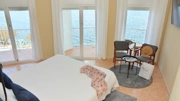 Premium tweepersoonskamer | Een minibar, een kluis op de kamer, een bureau, verduisterende gordijnen